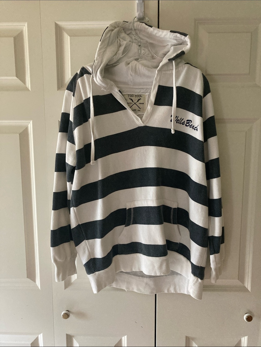 Wells Beach women’s V-neck hooded sweatshirt blue and white distressed striped L
